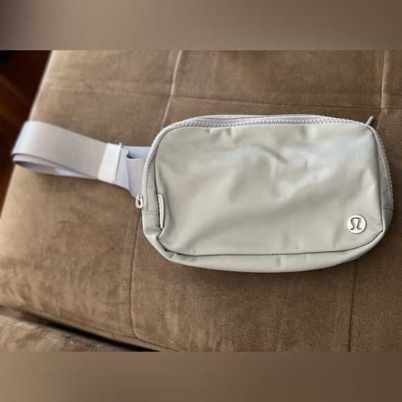 NWT Lululemon Everyday Belt Bag - Picture 3 of 3